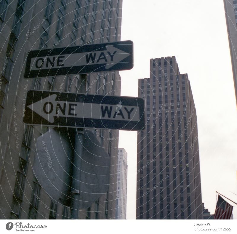 welcher Weg? New York City Gebäude Hochhaus Einbahnstraße Verkehrszeichen Nordamerika USA one way Schilder & Markierungen architecture building sign Architektur