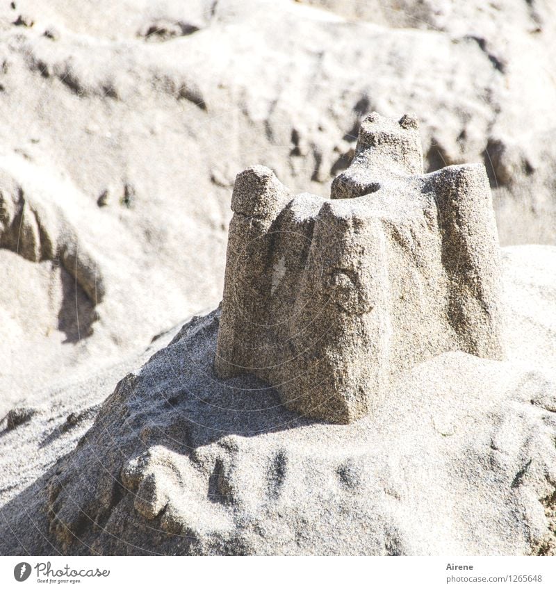 kurz weilig Freizeit & Hobby Spielen Kinderspiel Tourismus Sommerurlaub Strand Kunstwerk Sandburg bauen braun weiß Optimismus Kraft Vergänglichkeit