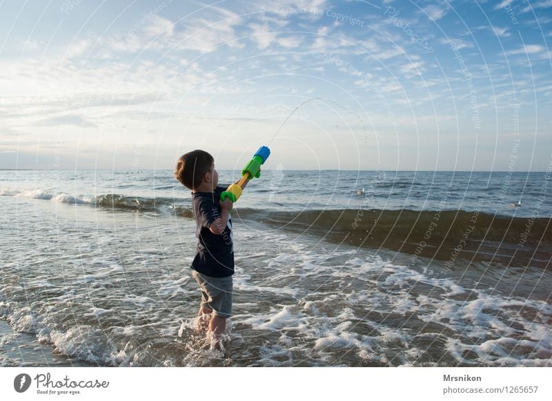 spritzpistole Abenteuer Sommer Sommerurlaub Sonne Strand Meer Insel Wellen Kleinkind Junge Kindheit Leben 1 Mensch 3-8 Jahre Wasser Himmel Sonnenaufgang