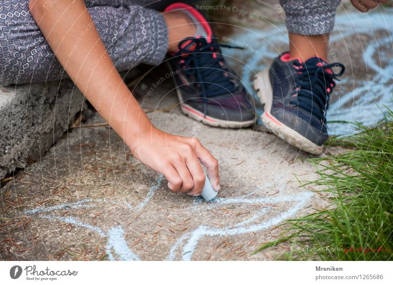 straßenmalerei Kind Mädchen Kindheit Leben Hand 1 Mensch 8-13 Jahre sitzen Kreide Kreidezeichnung malen Strassenmalerei Garten Turnschuh