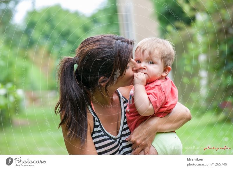 Mutter und Sohn Baby Kleinkind Erwachsene Familie & Verwandtschaft Kindheit Leben 2 Mensch 0-12 Monate 30-45 Jahre brünett Zopf genießen Küssen sitzen natürlich