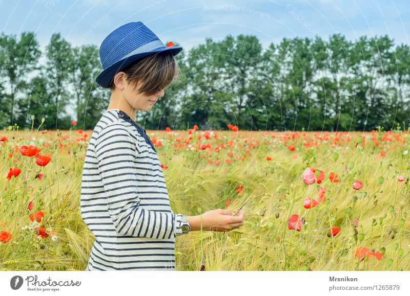 mädchen feminin Kind Mädchen Kindheit Jugendliche Leben 1 Mensch 8-13 Jahre Blick stehen Hut Strohhut mädchenhaft Mädchenportrait Mohn Mohnfeld Mohnblüte