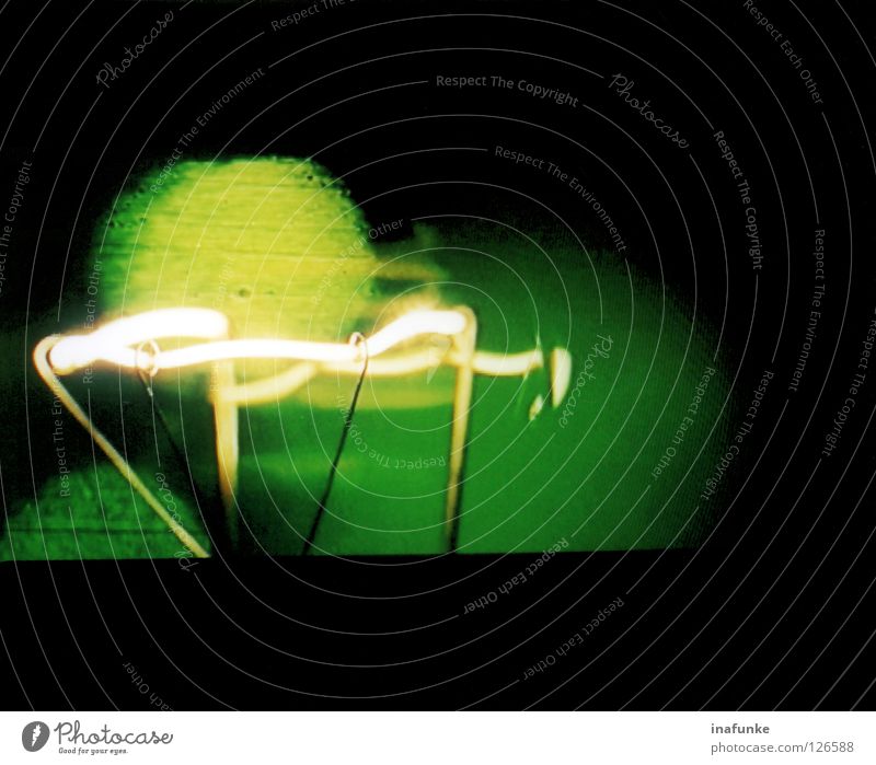 light grün schwarz Licht glühen Glühbirne dunkel Draht Elektrisches Gerät Technik & Technologie Lampe hell Metall