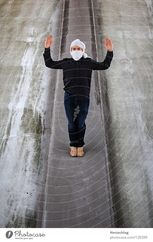 Stand Mann 3 stehen Hand Überfall Turban verrückt Photo-Shooting Kommunizieren hoch Kontrast parkhdeck street