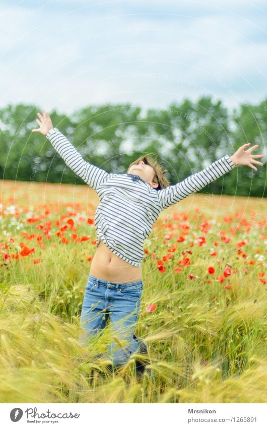 yeah Kind Mädchen Kindheit Jugendliche Leben 1 Mensch 8-13 Jahre schreien springen Mädchenportrait Mohnfeld Mohnblüte Feld Feldfrüchte Glück Applaus Freiheit