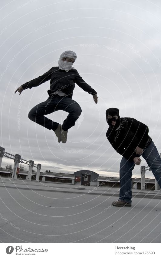 Gibts ja net, da hebt der einfach ab ... Matrix Turban 2008 Parkdeck Krimineller schwarz weiß Macht fliegen Dommy Stefan Nikon Filmindustrie