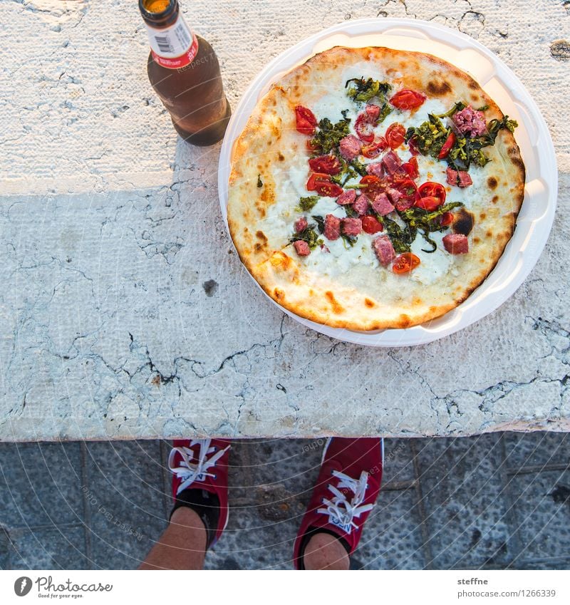 Abendmahl Ernährung Abendessen Picknick Italienische Küche Bier lecker Fett Übergewicht Pizza Farbfoto Außenaufnahme Vogelperspektive