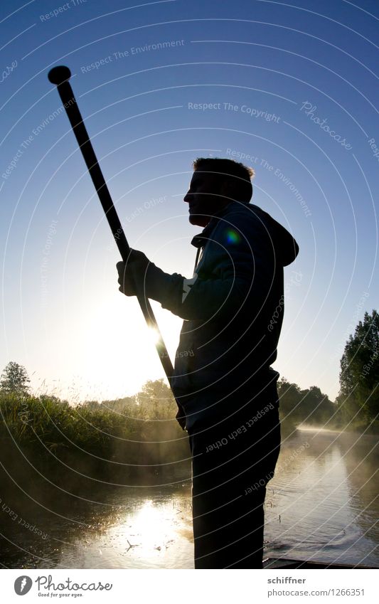 Spreedorado | Stabfuchtler maskulin Junger Mann Jugendliche Erwachsene 1 Mensch blau Spreewald Dahme-Spreewald Fluss Flussufer Flußauen Flußwasser Böschung