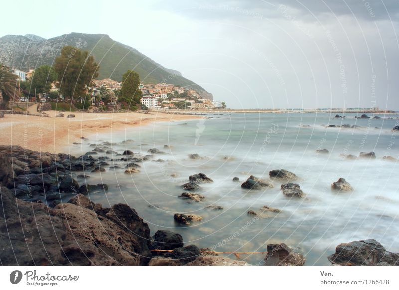 Cala Gonone Landschaft Himmel Wolken Sommer Baum Hügel Felsen Berge u. Gebirge Küste Strand Meer Sardinien Dorf Haus nass Farbfoto mehrfarbig Außenaufnahme