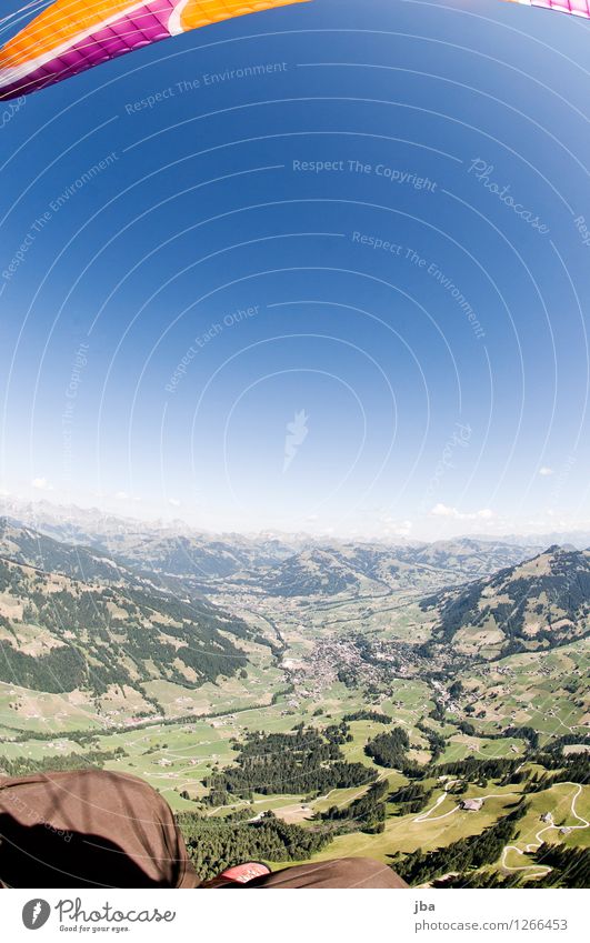 Fisheye über Gstaad Lifestyle Wohlgefühl Zufriedenheit Erholung ruhig Freizeit & Hobby Ausflug Ferne Freiheit Sommer Berge u. Gebirge Sport Gleitschirm