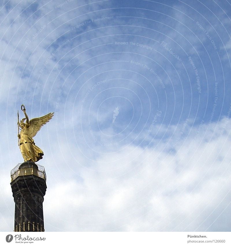 Goldelse im Quadrat Siegessäule Sandstein weiß Wolken Kranz Stele Denkmal Kunst Granit glänzend teuer Denkmalschutz Tiergarten Kreisverkehr Wahrzeichen Viktoria