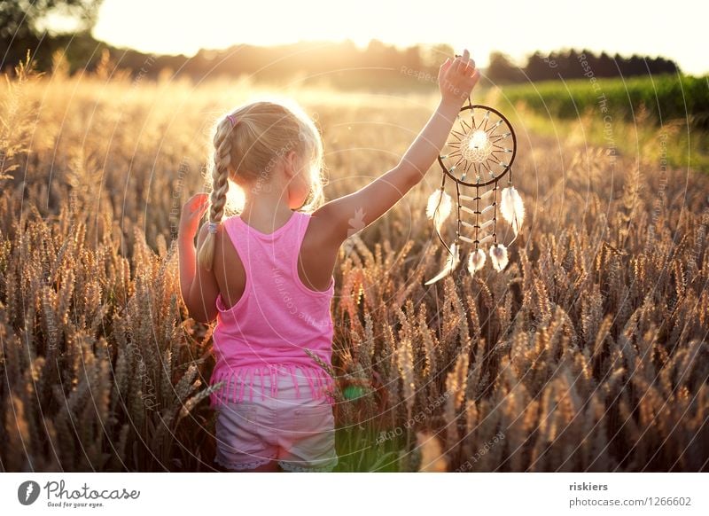 Traumfänger Mensch feminin Kind Mädchen Kindheit 1 3-8 Jahre Umwelt Natur Sonne Sonnenaufgang Sonnenuntergang Sonnenlicht Sommer Schönes Wetter Wärme Feld