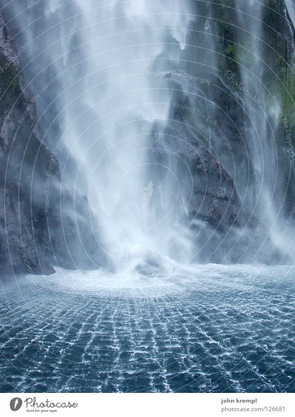 alles fließt Milford Sound Gischt Urwald Südinsel Neuseeland Sogn og Fjordane Strahlung Naturgewalt Strand Küste Wasser Wasserfall Limonade Wildtier tosend blau