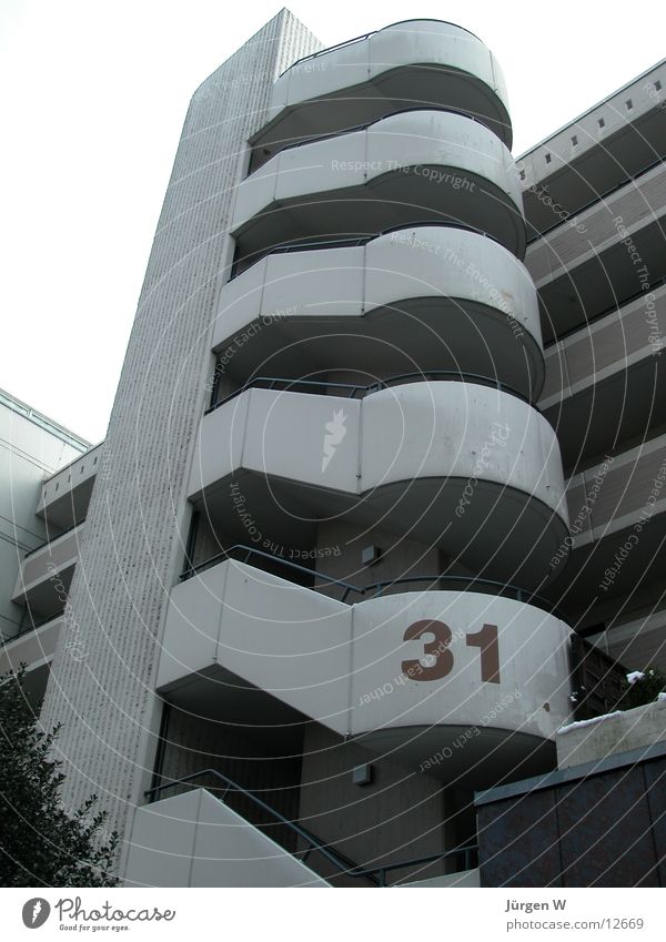 einunddreissig Treppenhaus rund steil Beton Wendeltreppe Architektur 31 hoch Stairs high spiral stair