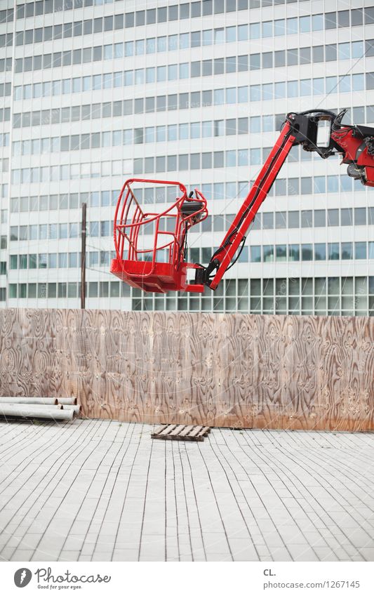 bauarbeiten Arbeit & Erwerbstätigkeit Baustelle Wirtschaft Feierabend Stadt Hochhaus Gebäude Architektur Fassade Hebebühne groß hoch rot Farbfoto Außenaufnahme