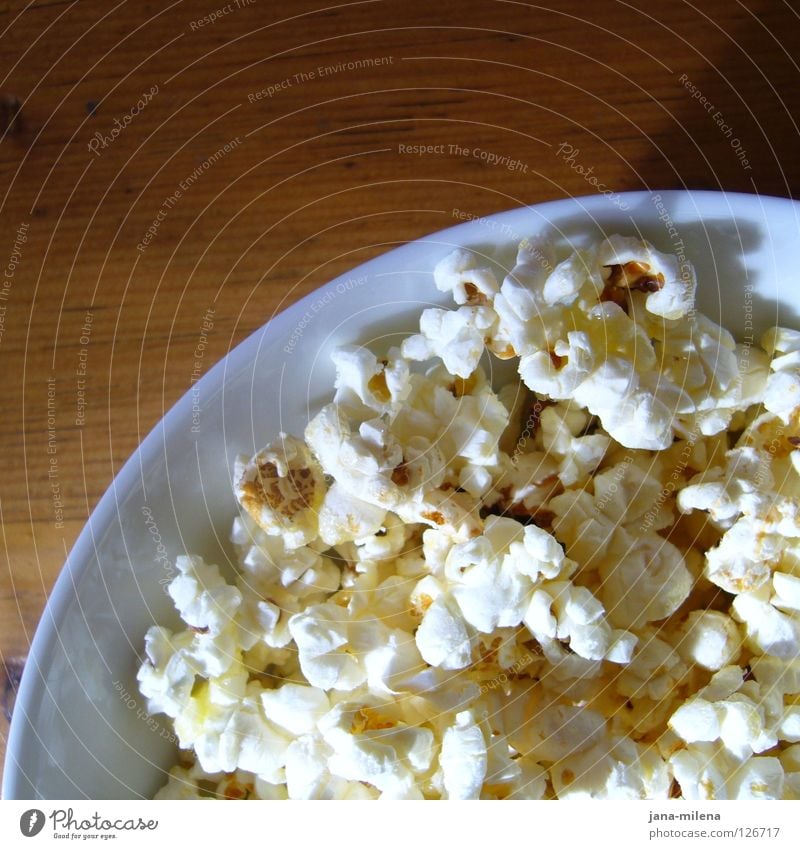 PopCoRn sAtT - bedient euch ;-) Popkorn Kino Video DVD-ROM Blick Sofa Holz Tisch Holztisch Fernsehen gemütlich Erholung Süßwaren süß Theater Küche knuspern