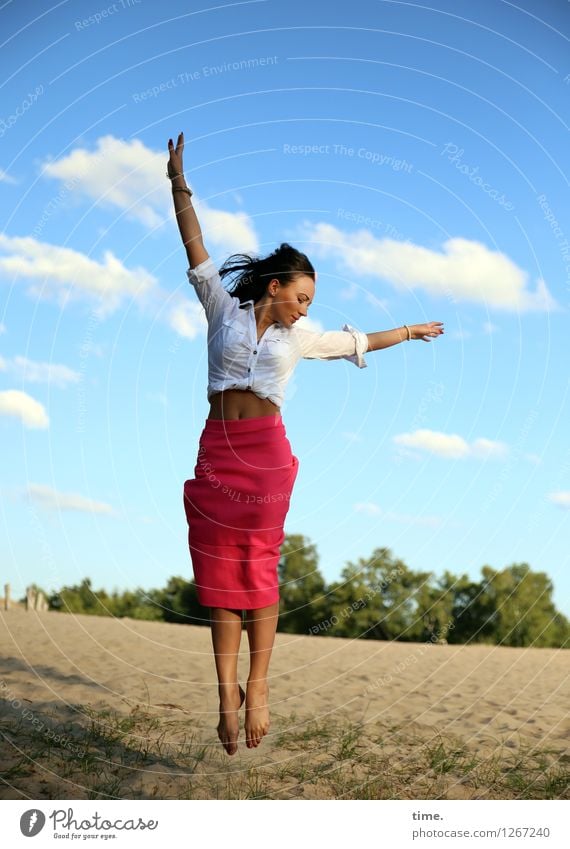 Nastya feminin Frau Erwachsene 1 Mensch Umwelt Natur Landschaft Sand Schönes Wetter Hemd Rock schwarzhaarig langhaarig drehen fliegen springen schön wild Freude