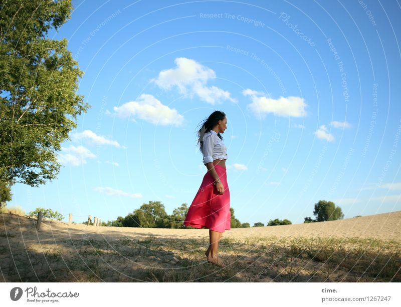 Nastya feminin Frau Erwachsene 1 Mensch Umwelt Natur Landschaft Sand Himmel Wolken Schönes Wetter Baum Hemd Rock schwarzhaarig langhaarig beobachten genießen