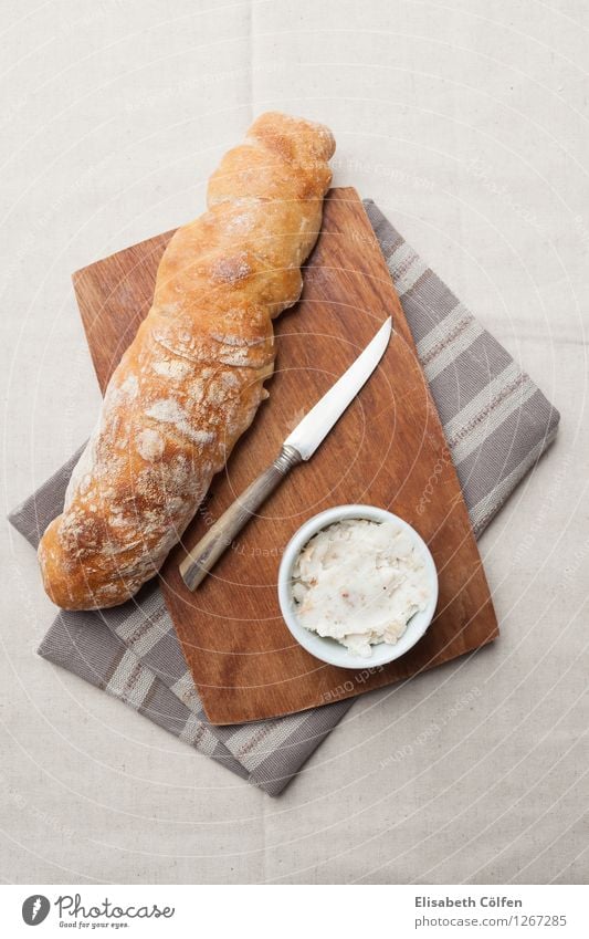 Baguette mit Schmalz Brot frisch weiß Belegtes Brot Mahlzeit Schneidebrett Bäckerei rustikal Kruste Mehl Backwaren Holzbrett Landhaus Französisch Foodfotografie