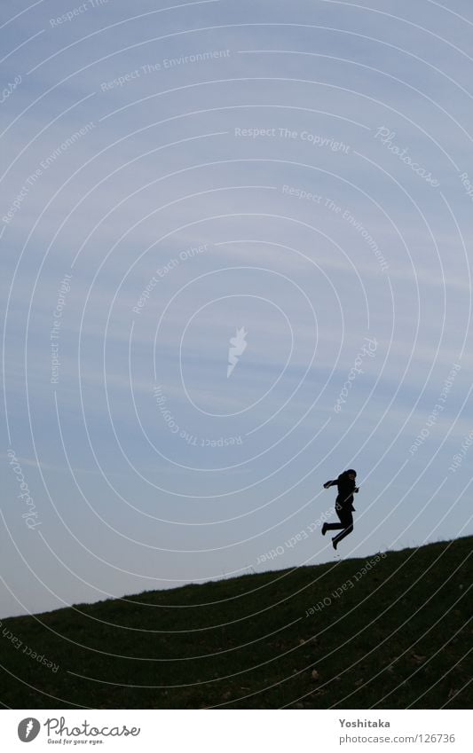 Saut de joie Trampolin Horizont springen Frau Wiese Einsamkeit ruhig Freude Tanzen Silhouette Mensch Glück blau Himmeln Rasen üben Leben Freiheit frei