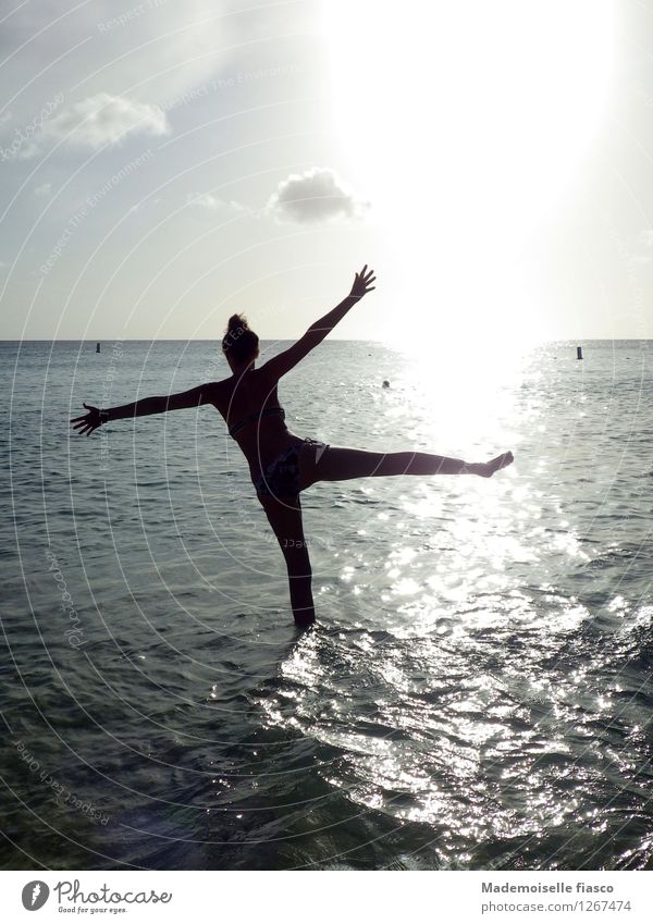 Sonnentanz Ferien & Urlaub & Reisen Freiheit Sommer Sommerurlaub Strand Meer feminin Junge Frau Jugendliche 1 Mensch Wasser Schönes Wetter Schwimmen & Baden