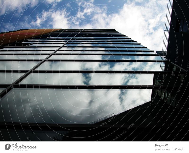 Spiegelung Fenster Reflexion & Spiegelung Gebäude Wolken Architektur Glas Himmel blau glass window reflection building architecture clouds blue