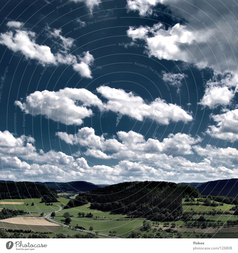 Deep Blue Himmel Wolken blau himmelblau Ferne tief Aussicht Wiese Wald Sommer grün ökologisch Umweltschutz Hessen wandern schlechtes Wetter Physik Natur rein