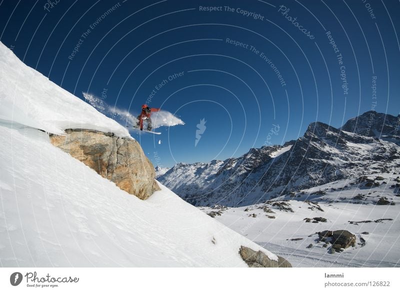 Will goes over the Rock Gipfel springen Felsvorsprung Ausdauer weiß Schweiz Silvaplana Skitour Snowboard Spuren Tiefschnee Sportveranstaltung Winter Wintersport