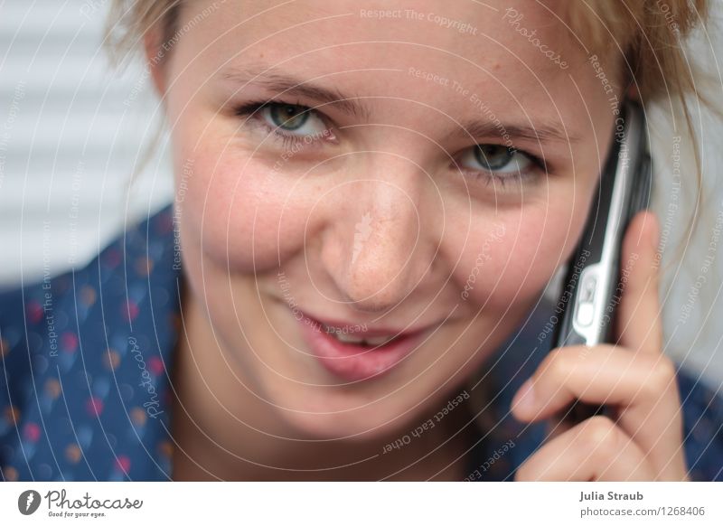 Festival handy...haha Handy Telekommunikation feminin Junge Frau Jugendliche Kopf 1 Mensch 18-30 Jahre Erwachsene Bluse brünett blond Pony Zopf sprechen Blick