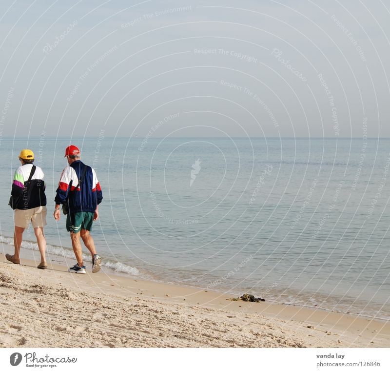 Rentnerschwemme 2 Zusammensein Mann Frau Senior Meer Strand Ferien & Urlaub & Reisen Sommer Turnschuh Baseballmütze Mütze Horizont Himmel Mensch Aktion Spielen