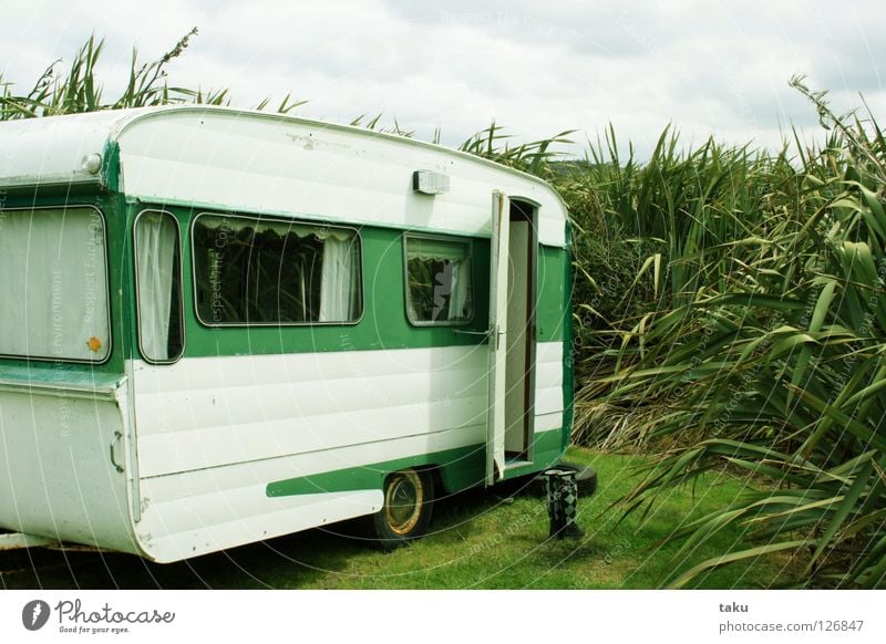 SWEET LITTLE HOME Neuseeland Wohnwagen grün weiß Campingplatz Gummistiefel Meer schön Strand Wohnzimmer p.b campervan alt flax my gumboots kleines zuhause