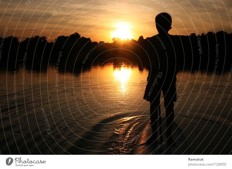 Schaukelstunde Himmel gelb Reflexion & Spiegelung Horizont Langeweile über Wasser Wellen Baum Spielen Freude water sun Sonne boy Junge Sky black Silhouette fun