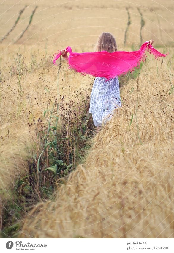 Happy || Mensch feminin Kind Mädchen Kindheit Leben 1 8-13 Jahre Sommer Schönes Wetter Pflanze Nutzpflanze Getreidefeld Feld Kleid Kopftuch Tuch frei Glück