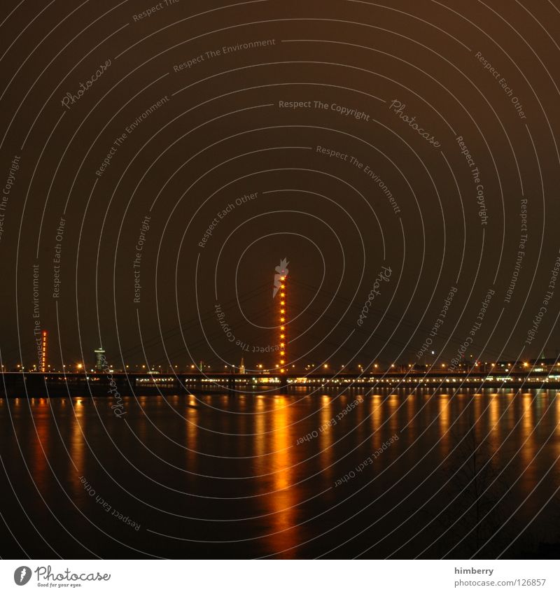 prost Stadt Lifestyle Nachtleben senden Funkturm Langzeitbelichtung Belichtung Stadtleben Hochhaus Säule Brückenpfeiler Düsseldorf Abend modern Straße blau