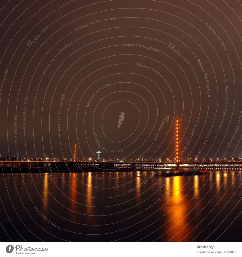 ein alt bitte Stadt Lifestyle Nachtleben senden Funkturm Langzeitbelichtung Belichtung Stadtleben Hochhaus Säule Brückenpfeiler Düsseldorf Abend modern Straße