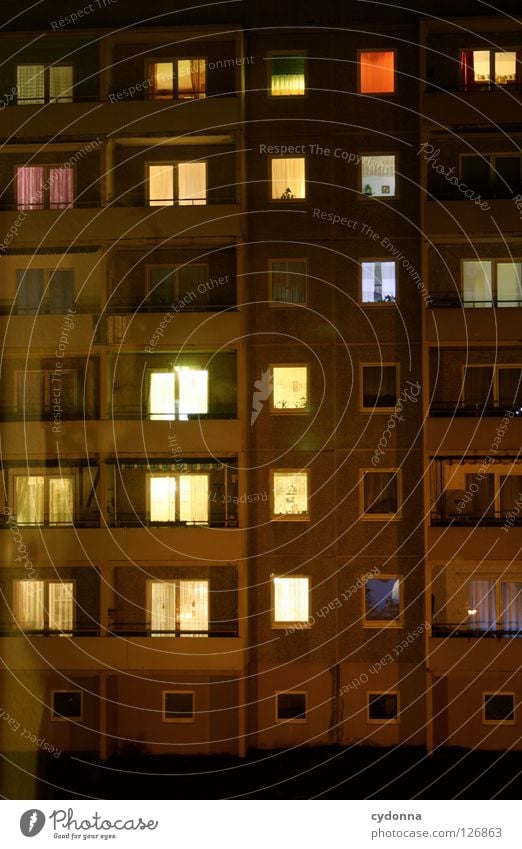 Prime Time Fenster Nacht Feierabend Wohnung Licht Lampe hell Block Wohnzimmer einzigartig Stimmung beobachten Studie Haus Balkon Zeit Freizeit & Hobby