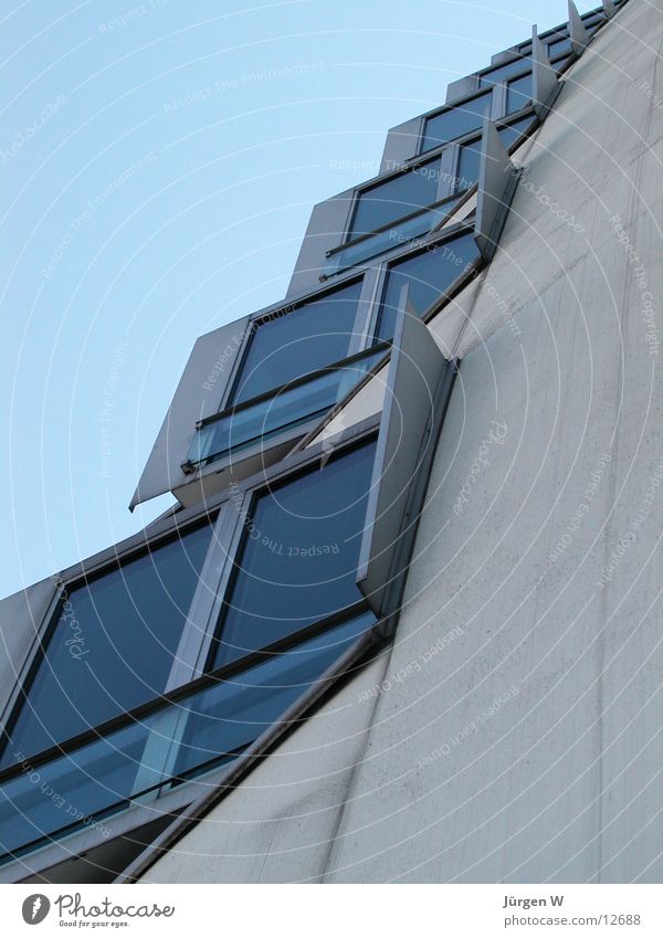 Aufstieg Fenster Haus Himmel Architektur modern Düsseldorf zollhoff medienhafen blau verrückt Gehry Bauten Glas window sky blue diagonally glass