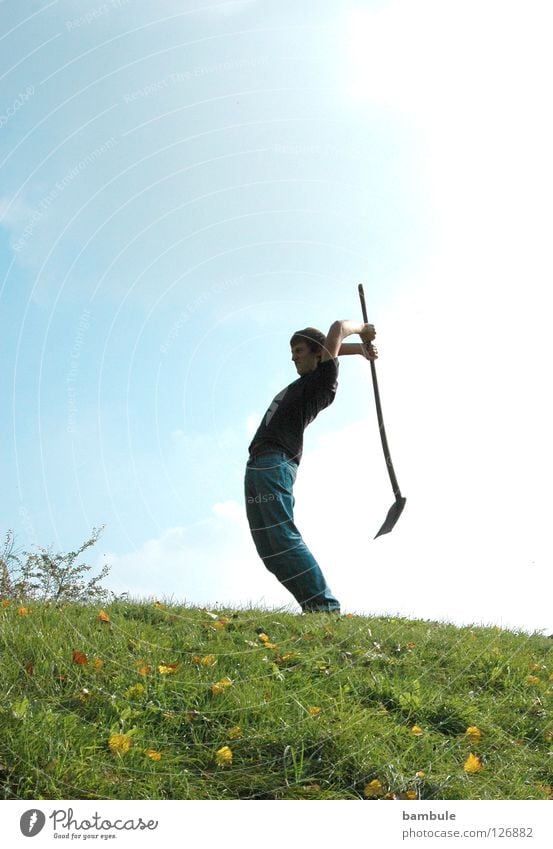 Schaufelklopper Wut Aggression Leiche Bauarbeiter zerstören Wiese Gartenarbeit Ärger drauf hauen Flasche Graben erschlagen Himmel