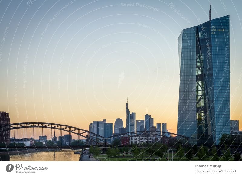 Europäische Zentralbank Stadt Stadtzentrum Skyline Hochhaus Bankgebäude Brücke Architektur Sehenswürdigkeit Kapitalwirtschaft Perspektive Banken Eisenbahnbrücke