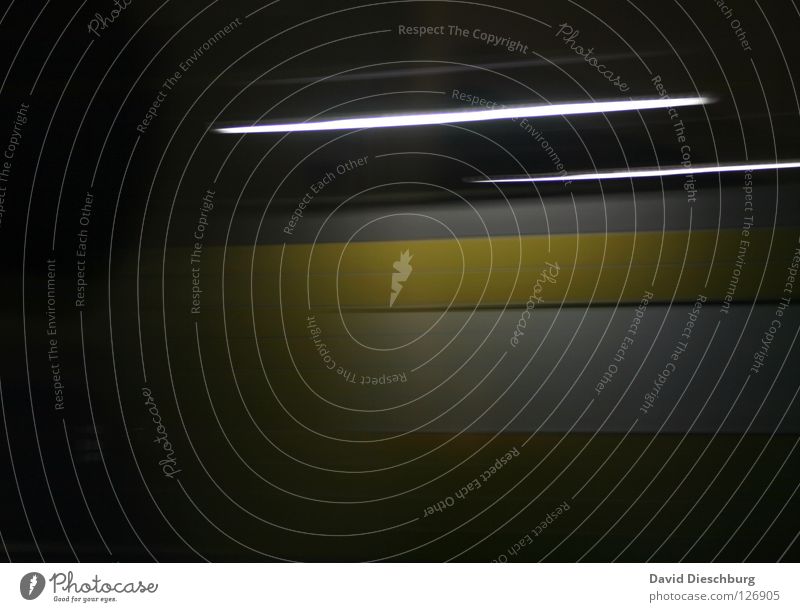 The fast... Lampe Wand Licht Nacht Streifen dunkel gelb schwarz Geschwindigkeit Eisenbahn fahren Wischen Fuge Bahnsteig Station Lokomotive Schnellzug Gleise