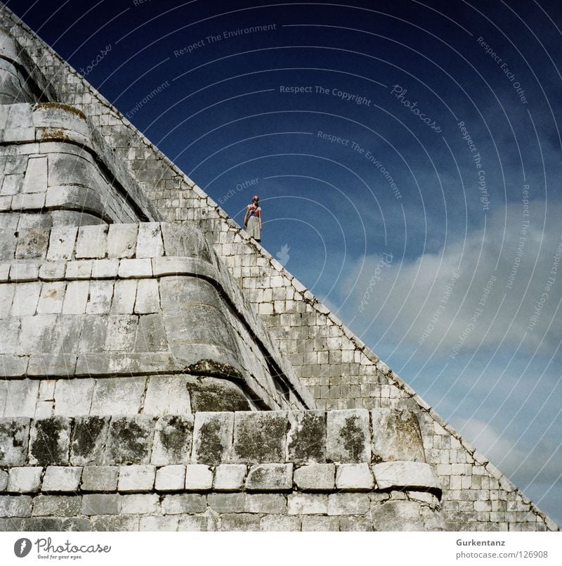 Mexiko: 45° Chichén Itzá Maya Tempel Indianer Mittelamerika Wolken Frau steil aufsteigen Gotteshäuser historisch Ecke Pyramide Himmel Mensch menschlein Stein