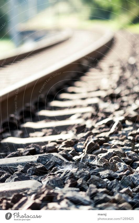 Neben der Schiene... Eisenbahnschwelle Gleise Kies Stein einfach Kurve Ferien & Urlaub & Reisen Verkehrswege Farbfoto Gedeckte Farben Außenaufnahme