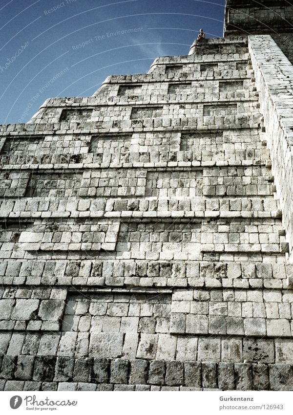 Maya Steilwand Tempel Indianer Mittelamerika steil aufsteigen Bergsteigen Mexiko Gotteshäuser historisch chichen itzamaya Pyramide Himmel menschlein Stein