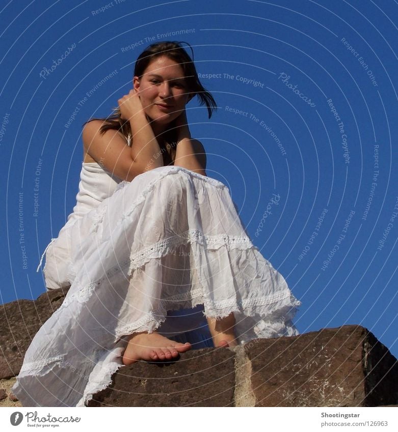 ganz in weiß Braut Mauer Trauer Barfuß Denken besinnlich Fröhlichkeit Kleid brünett langhaarig Ferien & Urlaub & Reisen schön träumen Frau blau Himmel