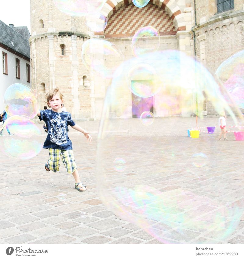 L (ebendig) Kind Junge Kindheit 3-8 Jahre Trier Stadtzentrum Kirche Dom Bauwerk Gebäude Architektur Sehenswürdigkeit Bewegung fangen fliegen Jagd laufen Spielen