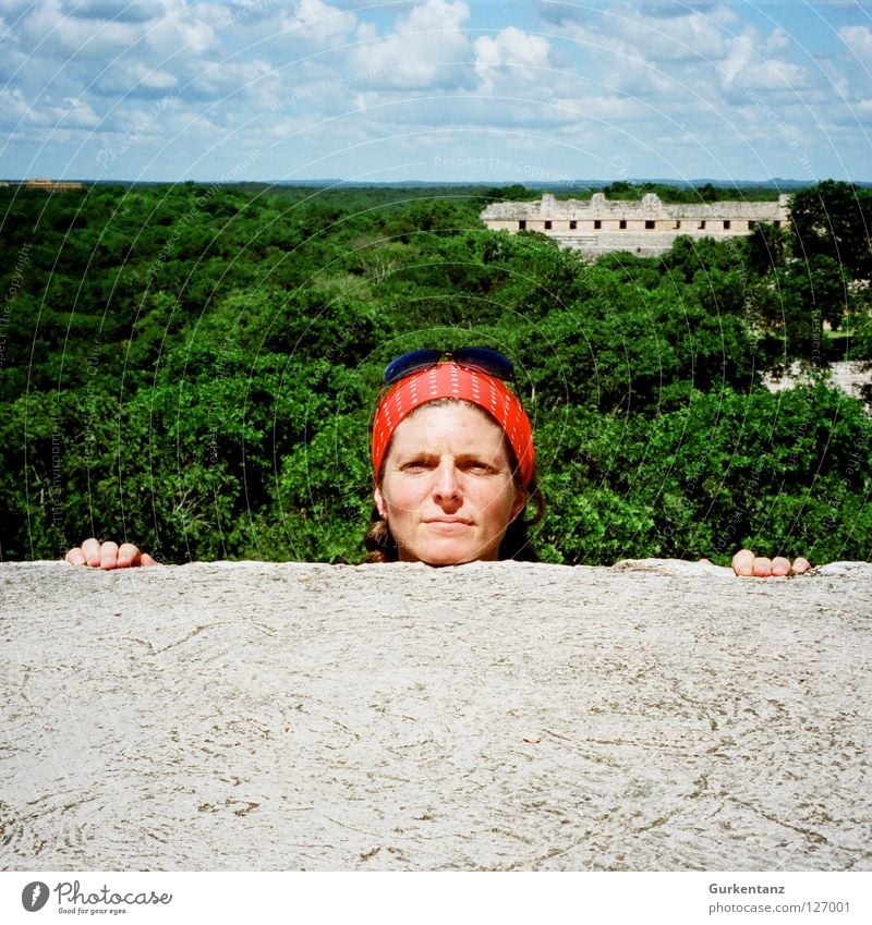 75 - Schau mal! Uxmal Tempel Maya Wolken grün Mauer Finger Sonnenbrille Kopftuch Frau Wald Baum Urwald Südamerika Yucatan rot Mexiko verfallen Pyramide Himmel