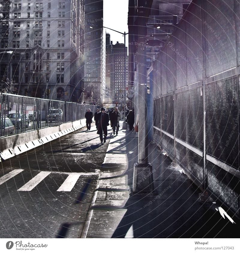 Walkin' by Ground 0 New York City Manhattan Mann gehen Sonne blenden Zaun Bauzaun Baustelle Zebrastreifen Stimmung Eile Stress Mittagspause Festessen Mensch