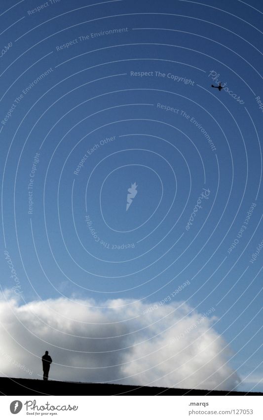 Escapism Mensch Silhouette klein groß Ferne Einsamkeit einzeln Denken Hügel Wolken schlechtes Wetter Macht träumen aufsteigen Ferien & Urlaub & Reisen fliegen