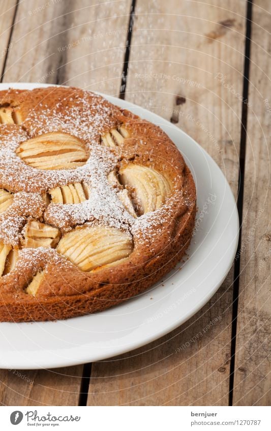 Apfelkuchen Lebensmittel Teigwaren Backwaren Ernährung Kaffeetrinken Bioprodukte Vegetarische Ernährung Teller gut authentisch Puderzucker Scheibe ganz Holz