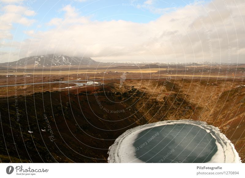 Kerið Umwelt Natur Himmel Wolken Eis Frost Schnee Hügel Felsen Berge u. Gebirge Vulkan See Vulkankrater Straße außergewöhnlich gigantisch Unendlichkeit blau